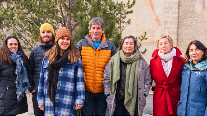 De gauche à droite : Halima Boudjahfa, Responsable Administrative et Comptable ; Maxence Clémençon, Responsable Animations ; Cynthia Rezgui, Chargée de communication et Attachée de presse ; Jean-Marie Jourdan, Président ; Sophie Isnard, Responsable Accueil & Qualité ; Catherine Jolibert, Directrice ; Juliette Bisiaux, Responsable Marketing et Communication - Photo : Office du Tourisme du Pays des Écrins