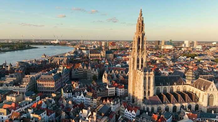 A Anvers, pas besoin de GPS : la cathédrale qui domine la Grand-Place sert de repère  - DepostiPhotos.com, shico3000