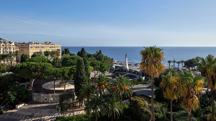 Depuis les chambres, le regard se perd dans le bleu de la Méditerranée (© Maison Albar)