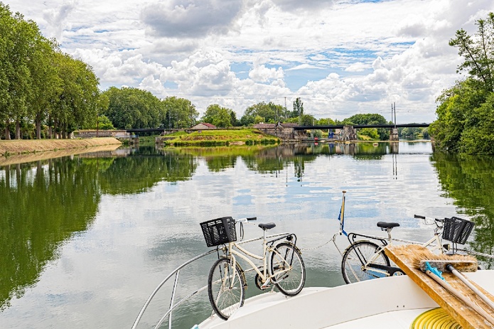 Le tourisme fluvial est un moteur pour dynamiser les territoires ruraux. Le tourisme fluvestre associe l'itinérance à vélo - Deposit Photos Auteur KyonyxPhoto