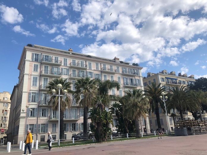 A Nice, l'hôtel Beau Rivage, établissement mythique doté de 114 chambres rénovées et d’une plage proposant une restauration de qualité, multiplie les efforts pour remplir ses chambres - Photo JS