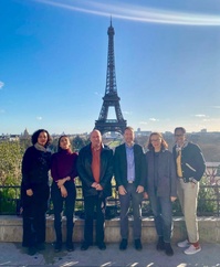 La nouvelle équipe du Skål International Paris devant la Tour Eiffel. Au centre Laurent Queige en chemise bleue - Photo SKAL