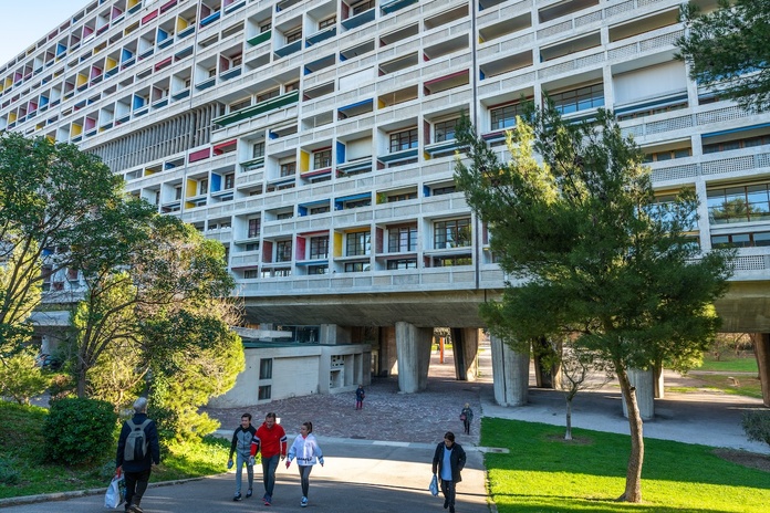 Entrée de La Cite Radieuse de l'architecte Le Corbusier, site du patrimoine mondial de l'Unesco - Depositphotos photos @Keitma