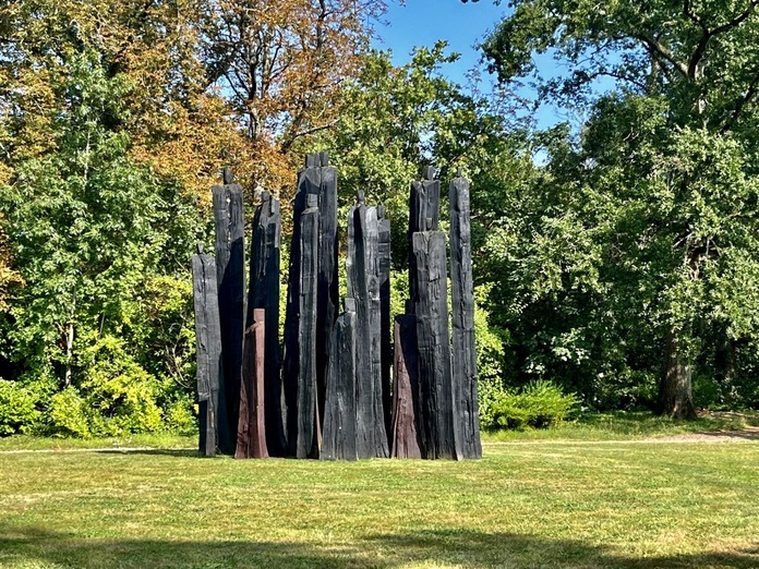 Outre les expositions de créateurs contemporains dans les dépendances du château, le parc du domaine et notamment les prés du Goualoup accueillent des créations contemporaines de manière permanente. Ici, une œuvre de Christian Lapie (© PB)