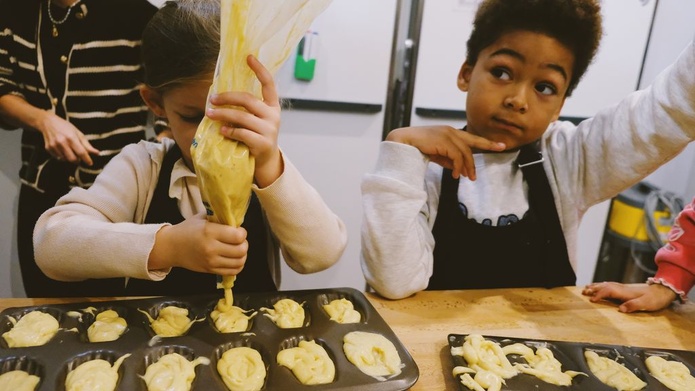 Parmi les activités proposées aux enfants, la confection des fameuses madeleines (©Hôtel du Couvent)