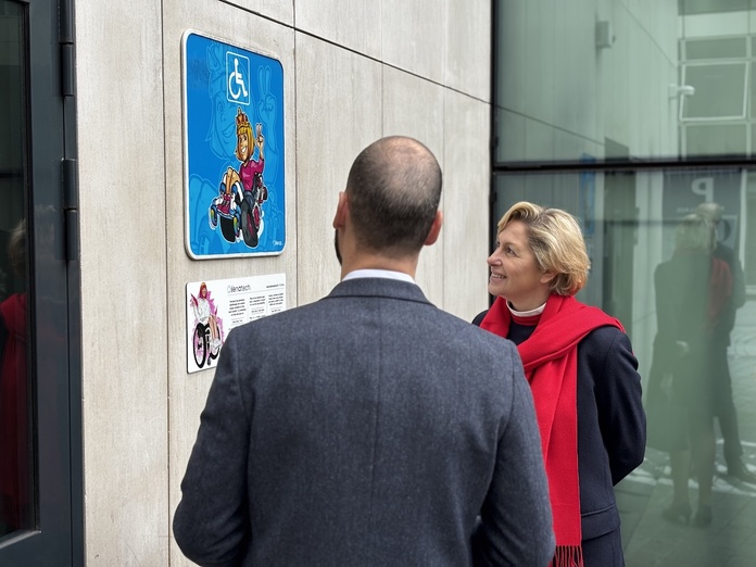 Au cours de l'événement, la ministre a pu effectuer le parcours client - ©AmeliaBrille