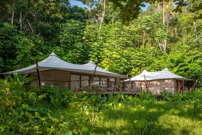 Composé de 24 villas-tentes, le Sundy Praia*****, premier hôtel écologique de luxe de Sao Tomé-et-Principe a été conçu par Didier Lefort (© Géraldine Bruneel  )