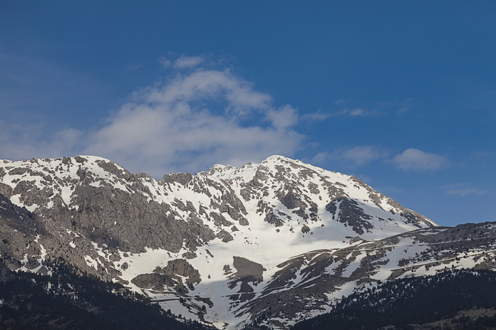 C'est au coeur du Mont Parnasse (ici, ses sommets enneigés) que se niche Elatos Resort (© Deposit Photos)