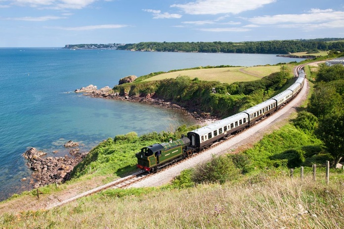 Train à vapeur le long de la côte britannique, du côté de Churston, dans le Devon (©Visit Britain/David Clapp)