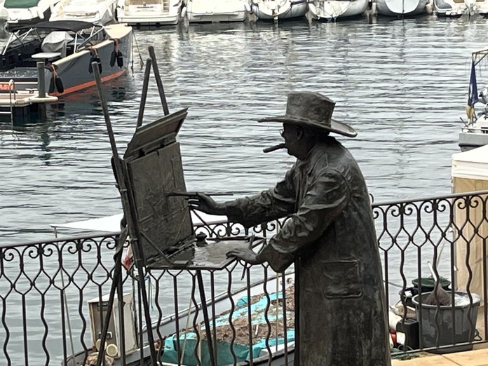 En hommage à Winston Churchill, Saint-Jean-Cap-Ferrat a installé cette statue sur un quai du port car le célèbre Premier ministre britannique fréquentait la Côte d'Azur et y a peint près de 150 toiles entre 1920 et 1965 (© PB)