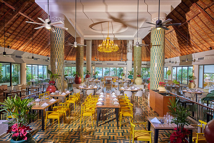 YUM, le restaurant buffet principal aux couleurs vives typiques du Mexique © Bahia Principe Hotels & Resorts