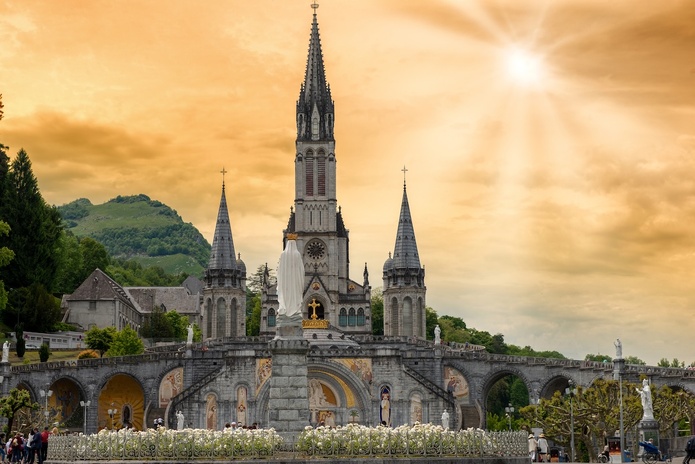 Marriott ouvre un hôtel à Lourdes - Basilique de Lourdes en France - Depositphotos @philipimage