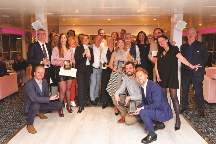 Tous les gagnants réunis avec leur trophée Croisi d'Or sur le MS Renoir©CroisiEurope