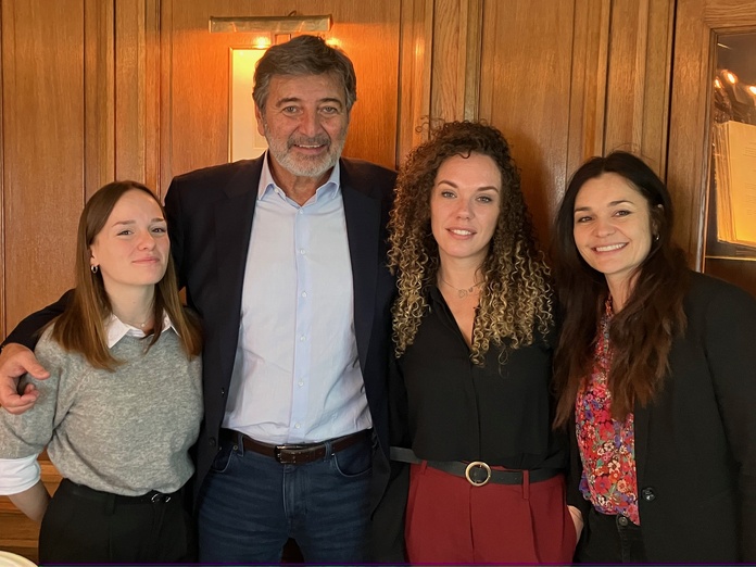 Philippe Sangouard, directeur de Jet tours, et une partie de l'équipe - Photo : T.Beaurepère