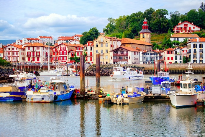 Hôtel Bizipoz : certaines chambres ont vue sur le port de Saint-Jean-de-Luz - Depositphotos @Xantana