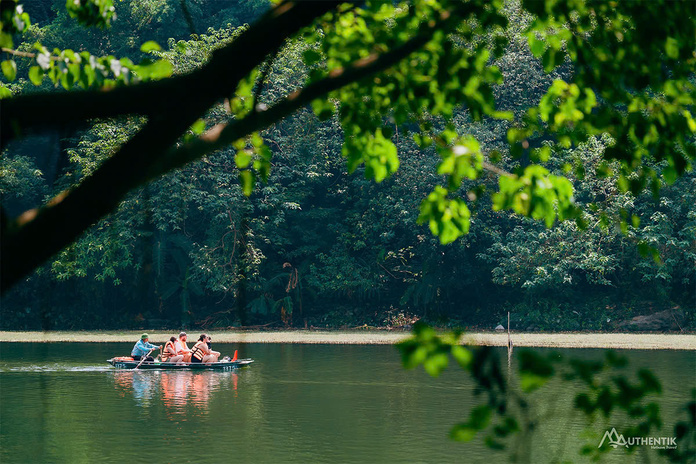 Excursion en barque à rame à Tràng An © Authentik Vietnam