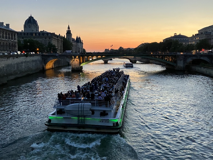 Le Coche d'eau, l'un des navires de la Compagnie des Bateaux-Mouches - Photo : T.Beaurepère