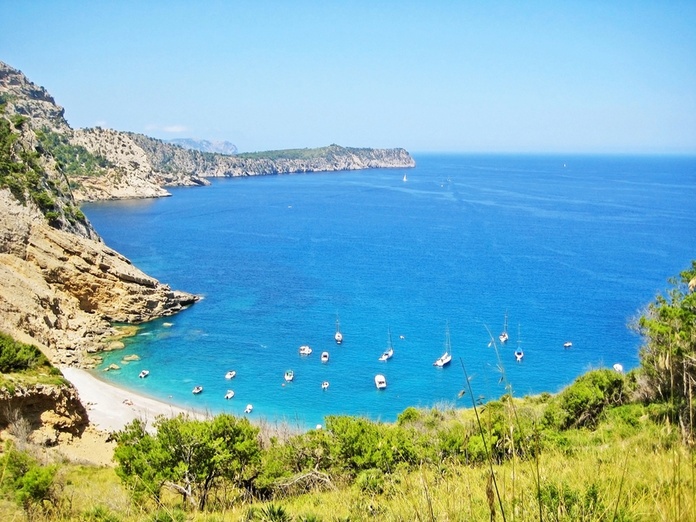 Pour lutter contre le surtourisme, une taxe de séjour évolutive et une taxe sur les véhicules non-immatriculés sur l’île devraient être appliquées aux Baléares. @deposiphotos.com/ aldorado