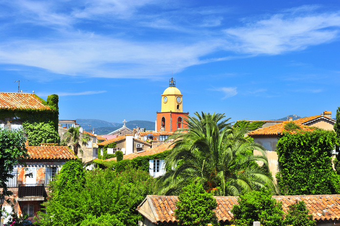 C'est dans les environs de Saint-Tropez (ici, le clocher de la vieille ville) qu'est installé le cinq étoiles Lily of the Valley (©LiliGraphie/Deposit Photos)