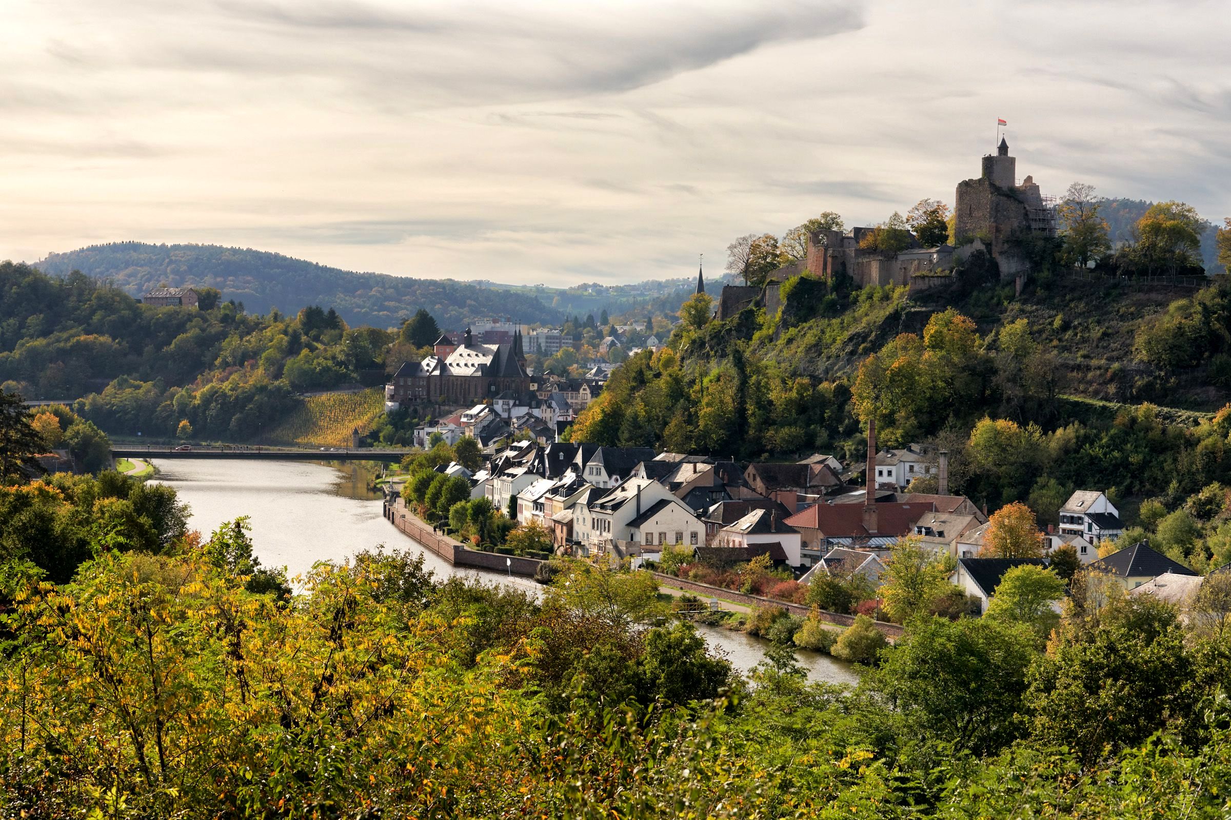 Les ruines du château-fort des comtes de Luxembourg continuent de veiller sur la petite ville de Sarrebourg.  ©ViaMosel'