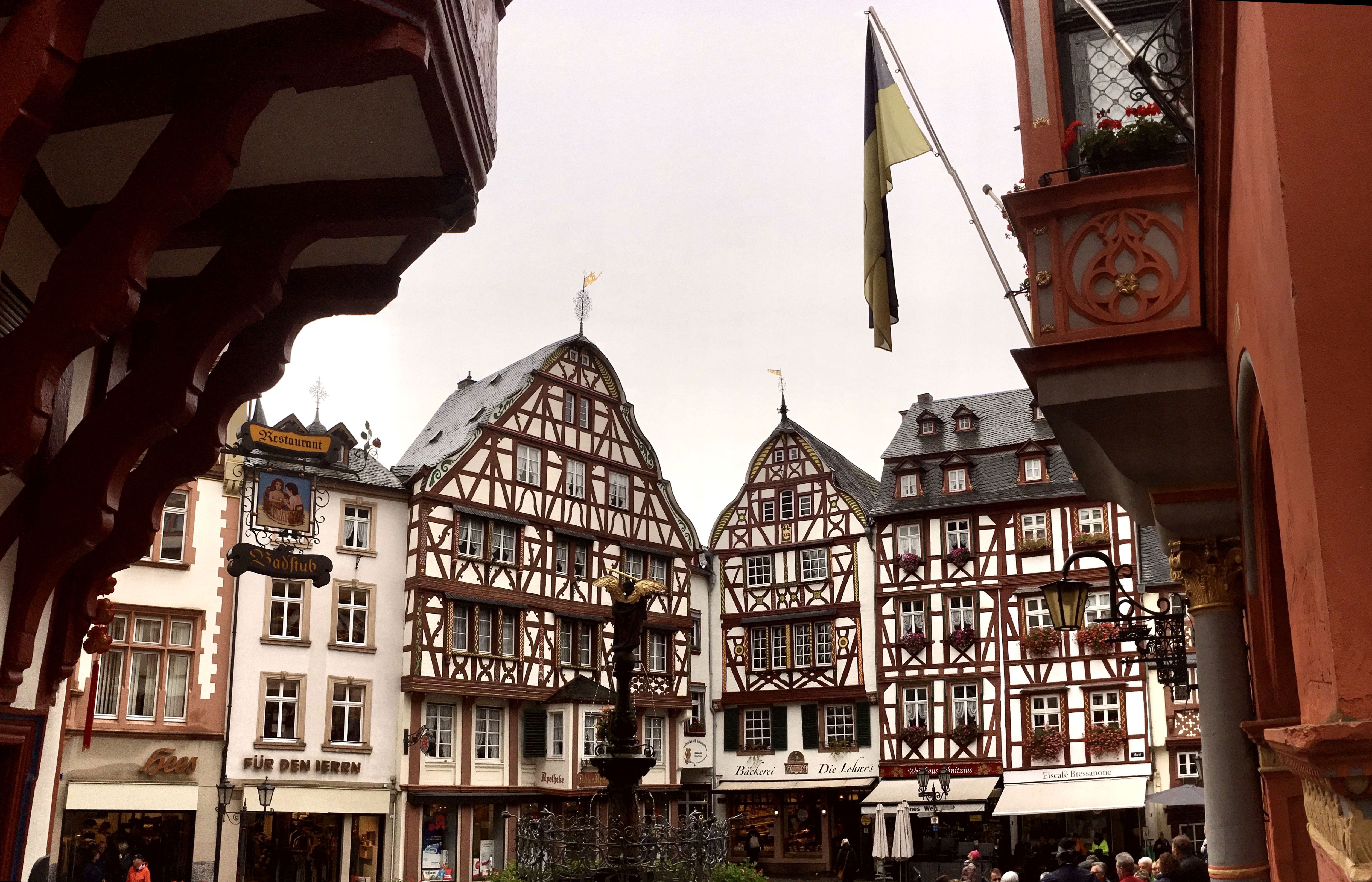 Avec ses maisons pittoresques a pans de bois, Bernkastel est devenue une bourgade touristique prisée.  ©Paula Boyer.