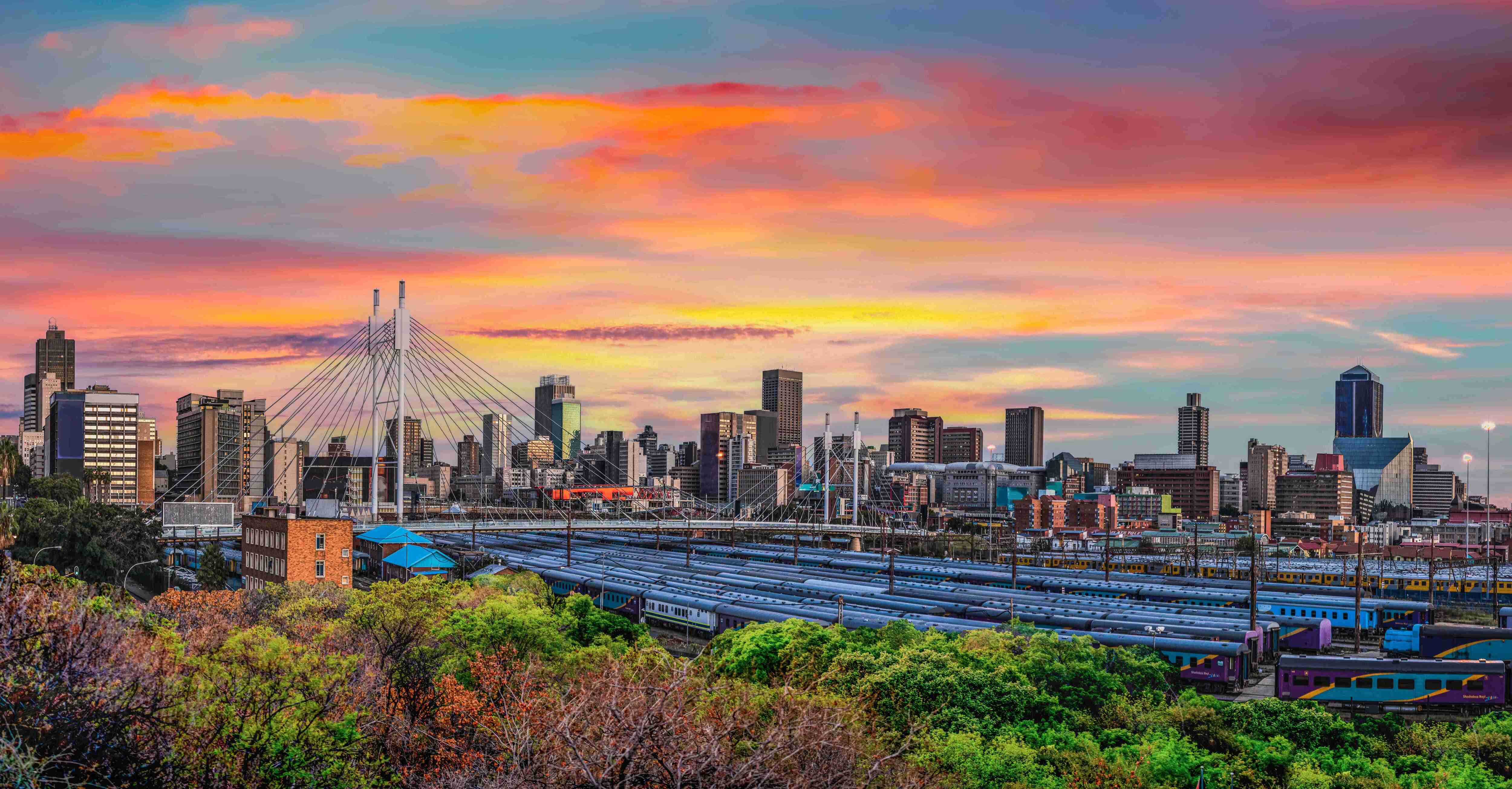 Pont Nelson Mandela et ville de Johannesburg au coucher du soleil © Arnold - stock.adobe.com