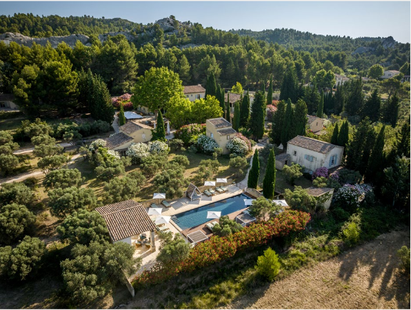 Hameau des Baux : des mazets dispersés dans une belle végétation méditerranéenne (Photo Hôtels Les Petites Maisons)