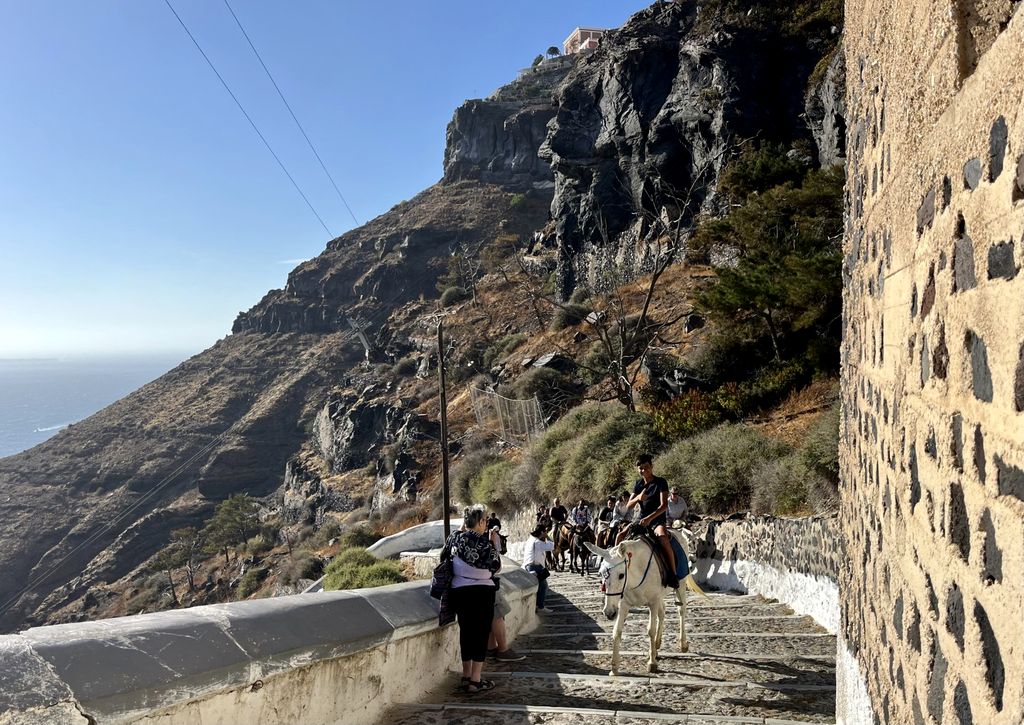 Tout en permettant de s'immerger dans la géographie orgueilleuse de Santorin, la descente vers le port par les innombrables escaliers peut s'avérer un exercice difficile (© PB)