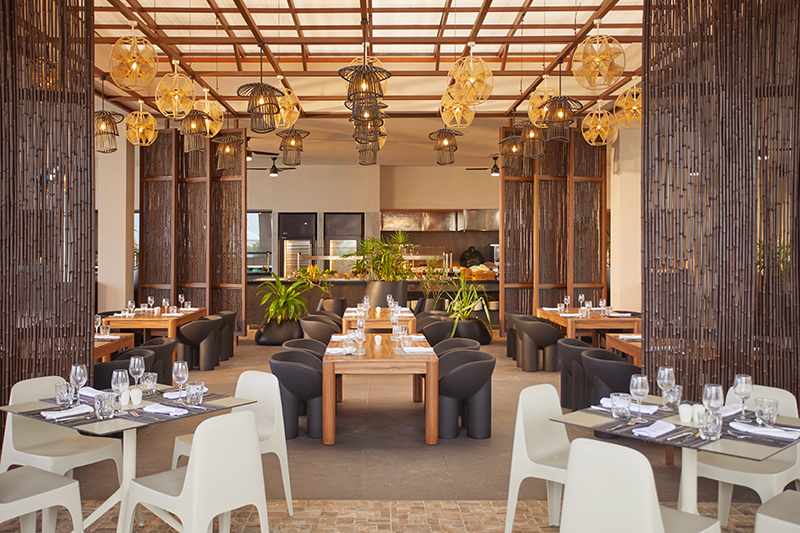 Le Restaurant Katok du Bahia Principe Luxury Akumal, situé en bord de mer, est réservé aux adultes et propose un buffet international pour le déjeuner et se transforme en Steackhouse pour le dîner © Bahia Principe Hotels & Resorts