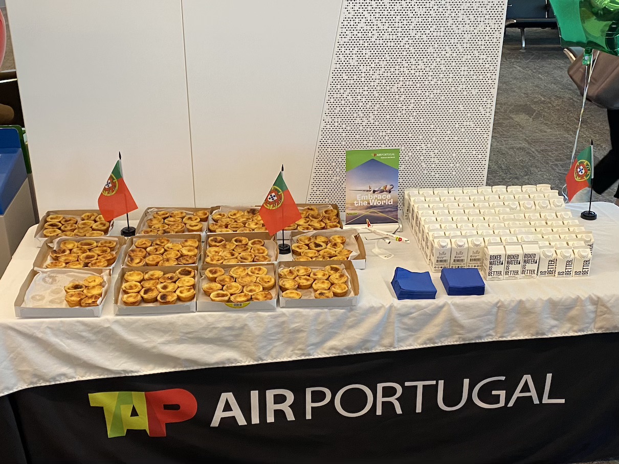 Dégustation de pastéis de nata à la porte d'embarquement du vol retour à l'aéroport de San Francisco - AB