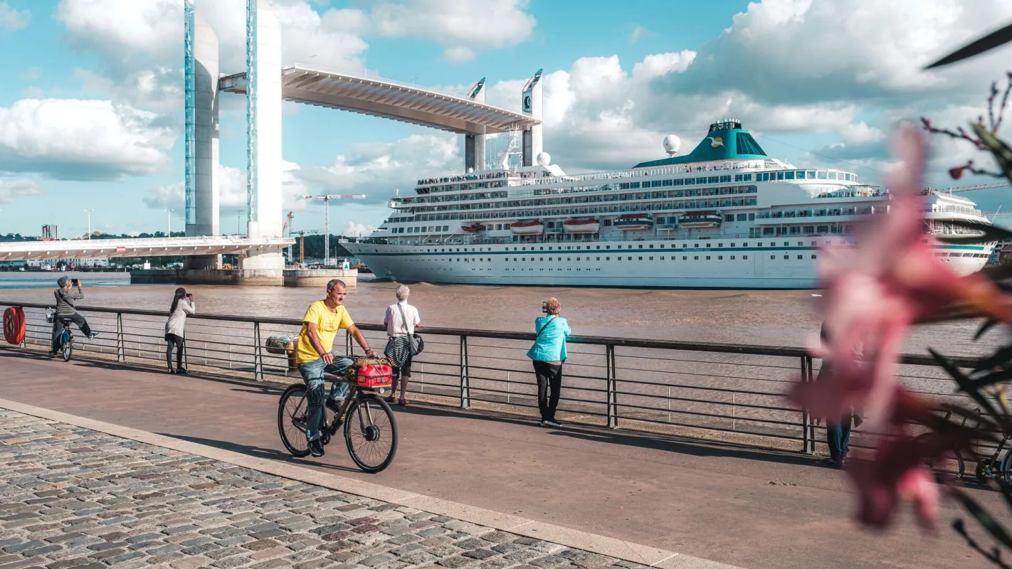 A Bordeaux, le pont Chaban Delmas se soulève pour laisser passer les bateaux de croisières  ©Teddy Verneuil - @lezbroz