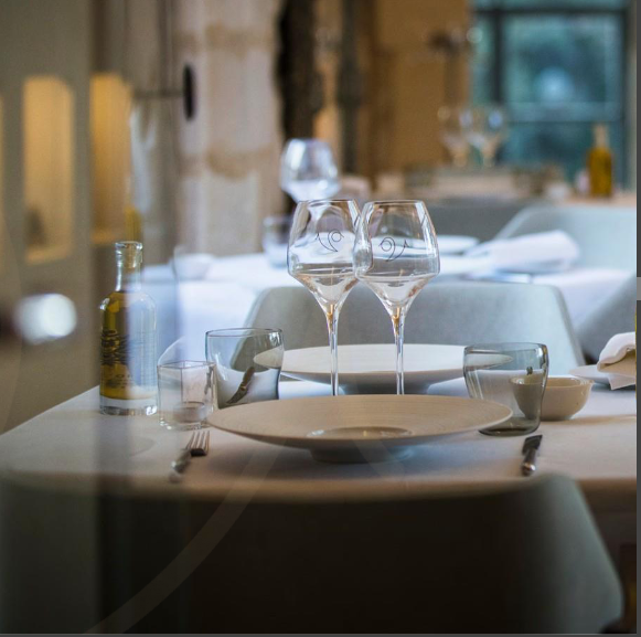 Un joli décor, une table joliment dressé contribuent aussi au plaisir des papilles. Ici, au restaurant Marcelle du Domaine de Verchant (©Domaine de Verchant)