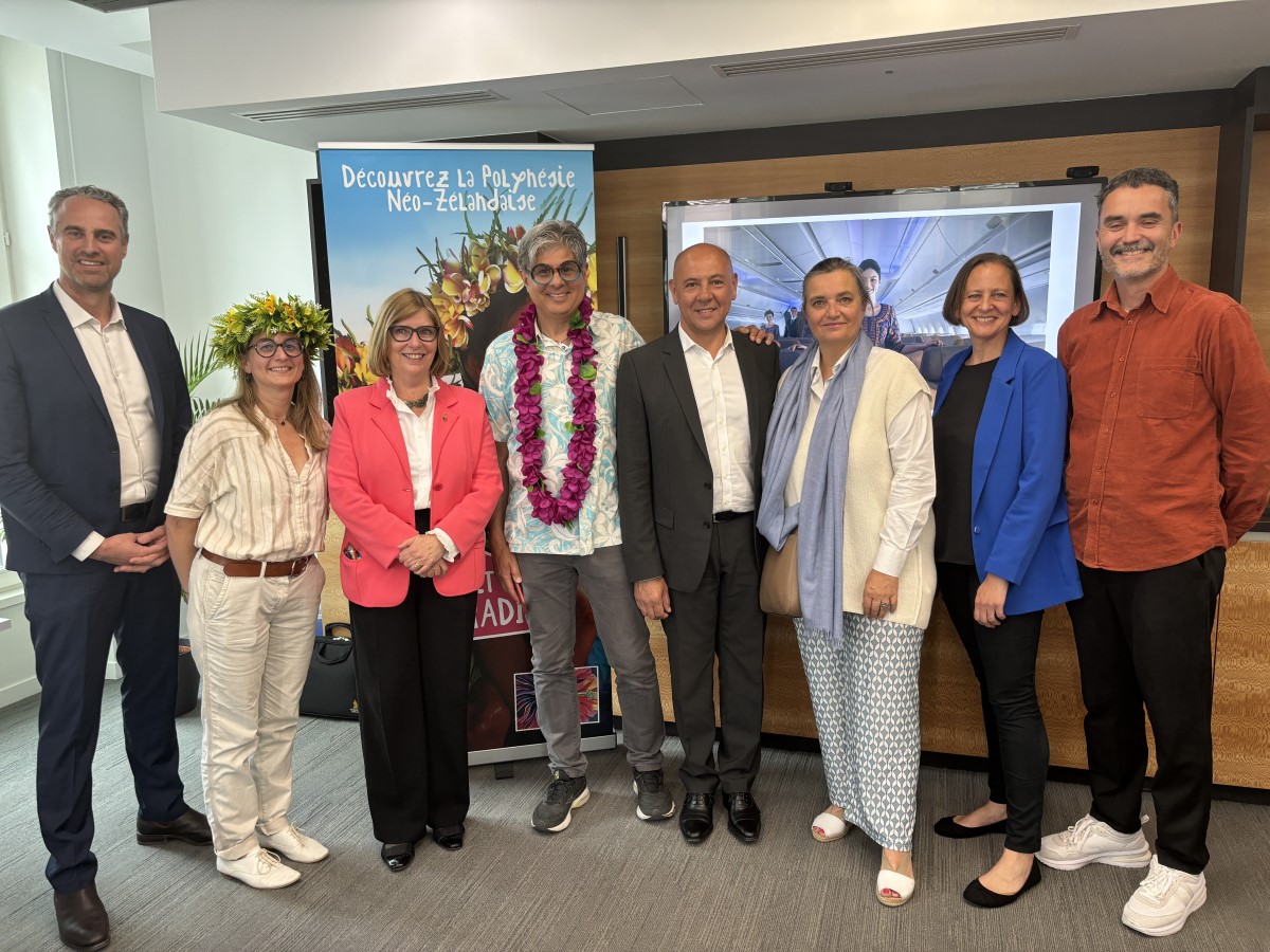 De gauche à droite, Guillaume Linton, PDG d’Asia ; Ludivine Bouyer (Îles Cook) ; Caroline Bilkey, Ambassadrice de la Nouvelle-Zélande en France ; Nick Costantini (Îles Cook) ; Richard Hulin (Singapore Airlines) ; Virginie Gerbault, directrice de Production chez Asia ; Florence Ichkhan et Xavier Guinet (Production Pacifique chez Asia). ©David Savary