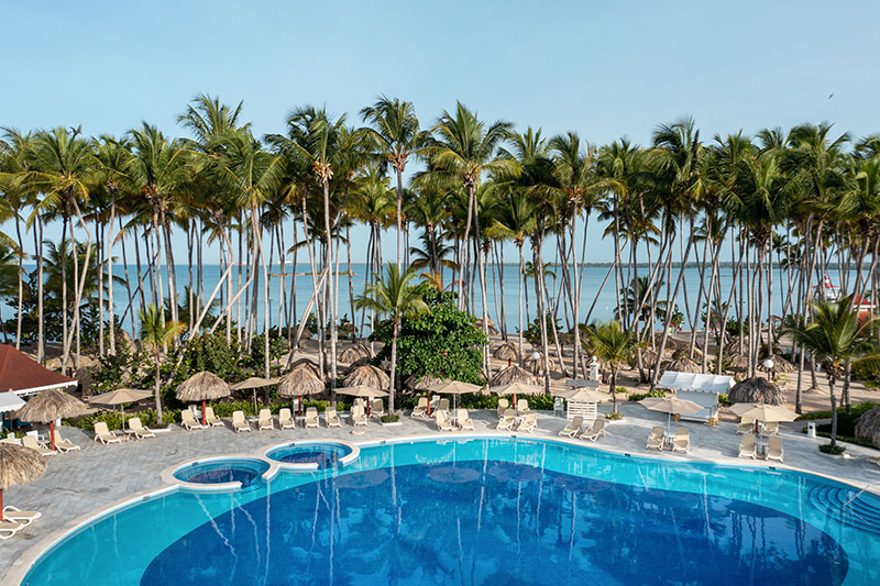 La piscine du Bahia Principe Luxury Bouganville avec service de bar exclusif jusqu’à la plage © Bahia Principe Hotels & Resorts