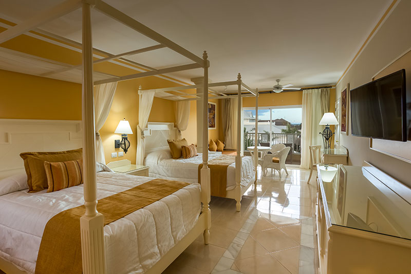 La Junior Suite Deluxe du Bahia Principe Luxury Bouganville aussi disponible « Ocean Front » avec emplacement privilégié à proximité de la mer © Bahia Principe Hotels & Resorts