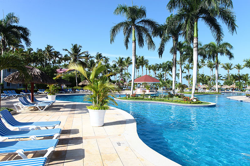 La piscine du Bahia Principe Grand La Romana, un hôtel qui offre une expérience authentique caribéenne avec tout le confort © Bahia Principe Hotels & Resorts