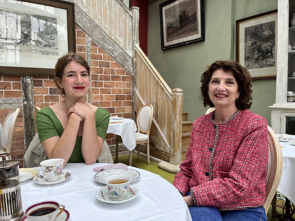 Katherine Brault, l'actuelle propriétaire du château en compagne de Lily, l'une de ses filles, dans le salon de thé (©PB)