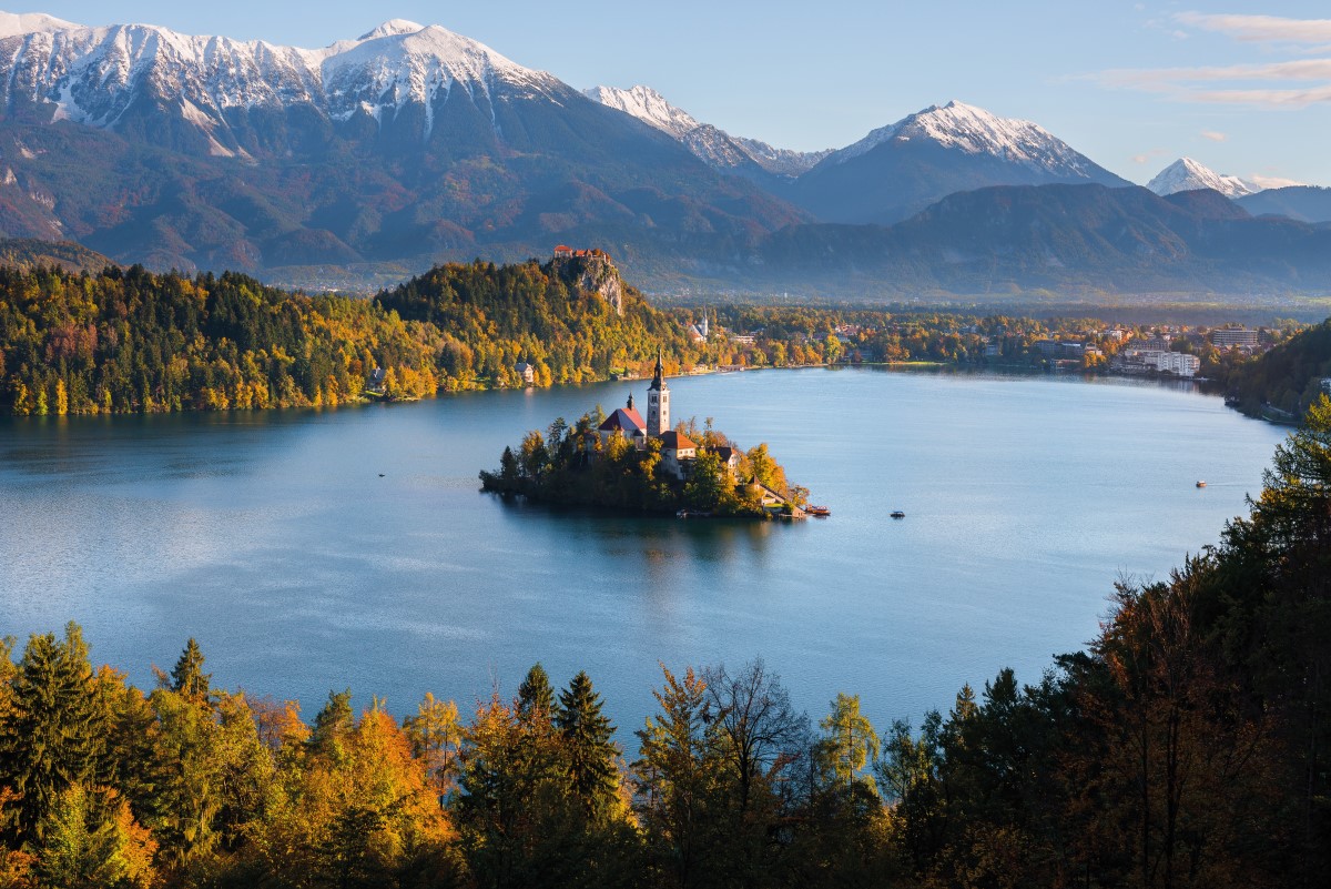 Avec son lac aux eaux pures, sa petite église sur son île et ses montagnes en toile de fond, la petite ville de Bled ne peut laisser indifférent. ©AlbertoLoyo - Getty Images