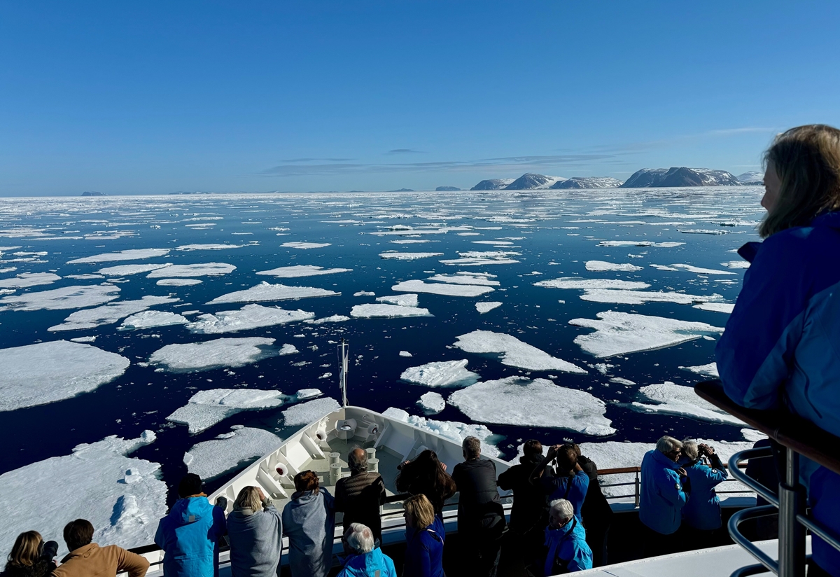 L’Exploris n’est pas un brise-glace mais plutôt un “pousse glace”. Sa  coque renforcée permet de zigzaguer en douceur et de s’insinuer en douceur entre les icebergs. /crédit JDL