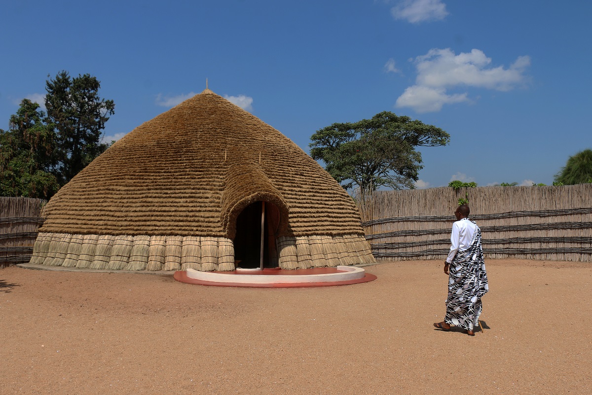 Hutte royale reconstituée dans l’ancienne ville royale de Nyanza, au sud de Kigali. Nyanza fut la capitale du pays de 1899 à 1961. - Photo JFR