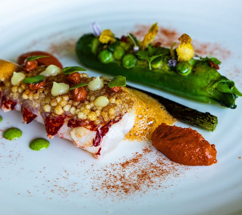 L'assiette finale réalisée par Philippe Augé avec courgettes, fleurs de courgettes, premières tomates et aromates du potager (©Christophe Fouquin/Hostellerie de Levernois)