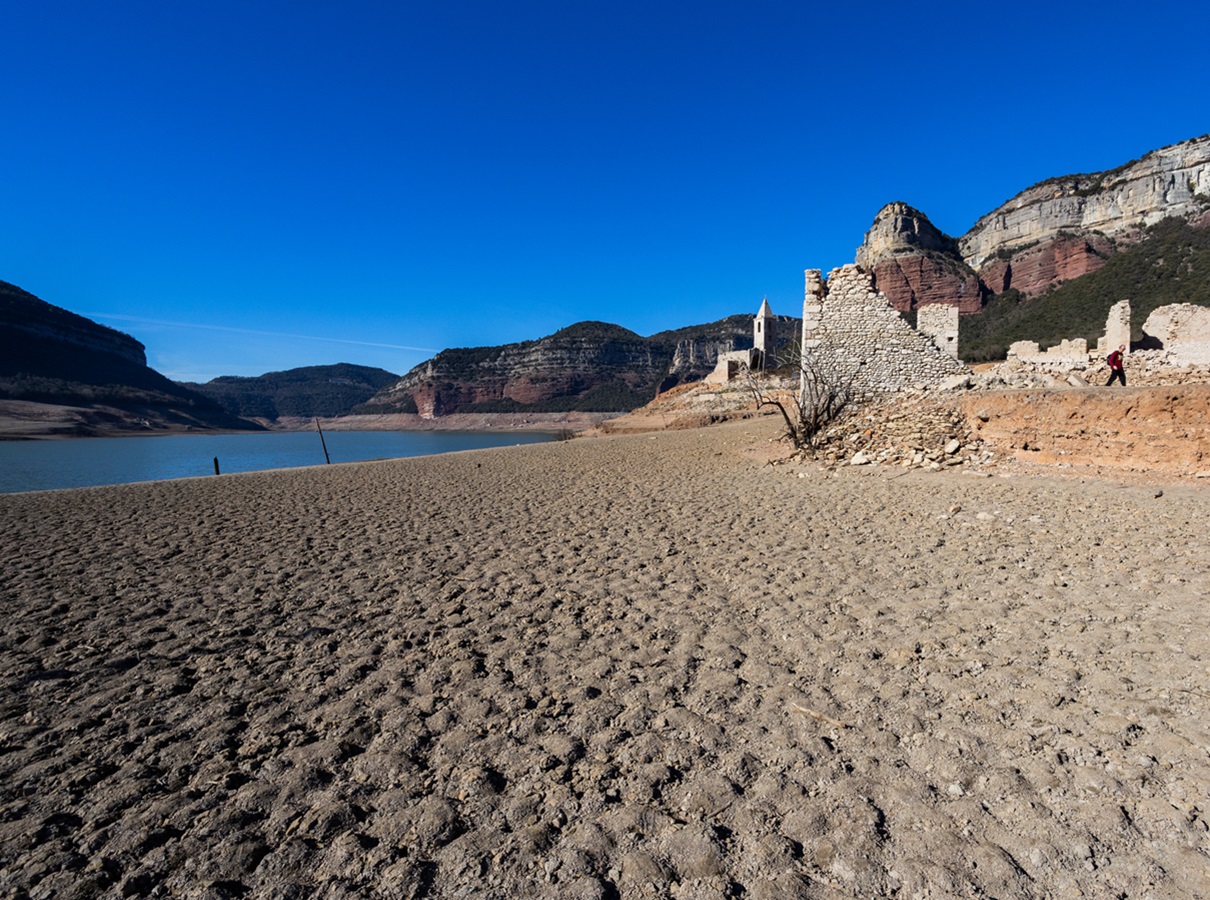 En Catalogne, le lac de Sau est l'un des symboles des sècheresses qui touchent la région, habituellement, les vestiges de l'ancien village sont sous l'eau - Depositphotos @AlbertoGonzalezGimenez