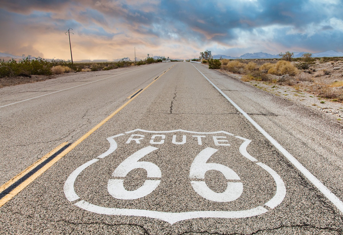 Des Routes de la Soie à la Route des Indes en passant par la Nationale 7 ou la légendaire Road 66... l’humanité́ porte en elle un fragment de routes que l’automobile, les autocars, les bus, les motos, les vans et les camions empruntent à des rythmes différents, avec des buts divers.  Depositphotos.com Auteur perseomedusa