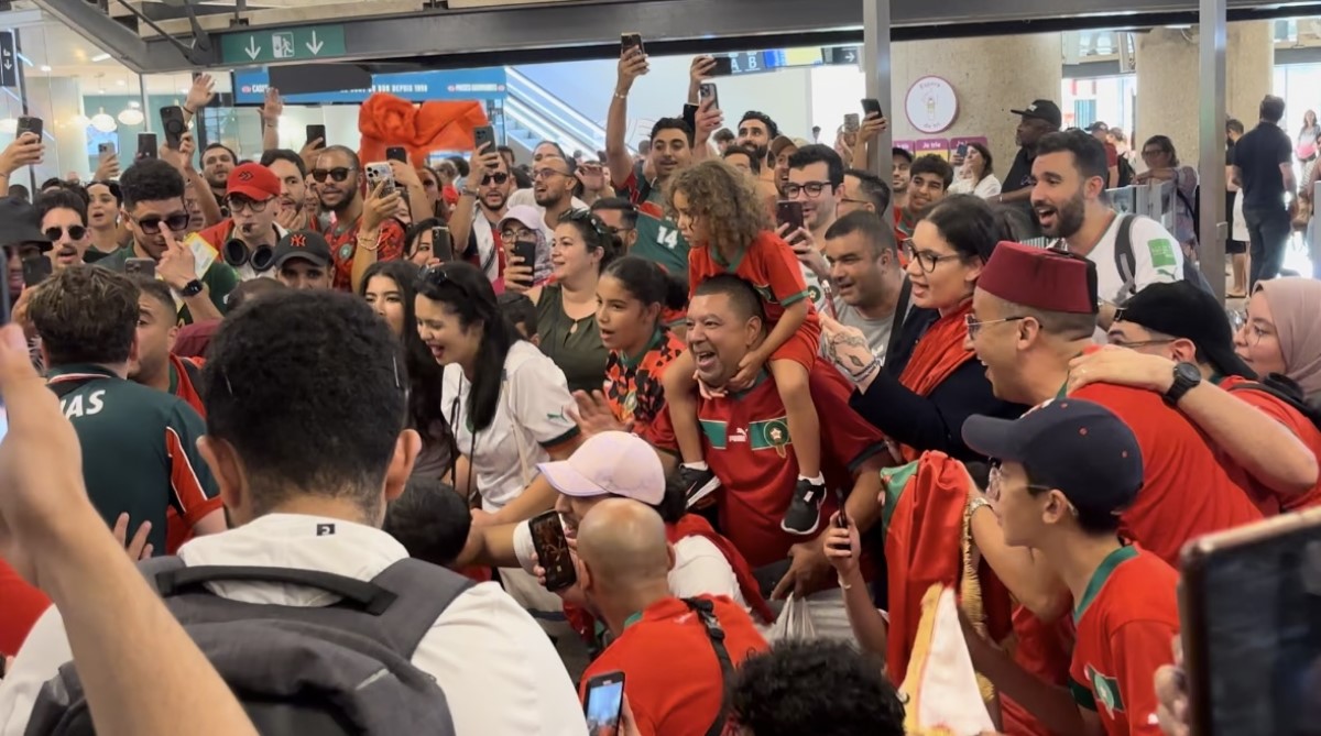 À la gare de Lyon Part Dieu, la joie des supporteurs marocains lors de la victoire de leur pays face à l'Argentine. ©David Savary