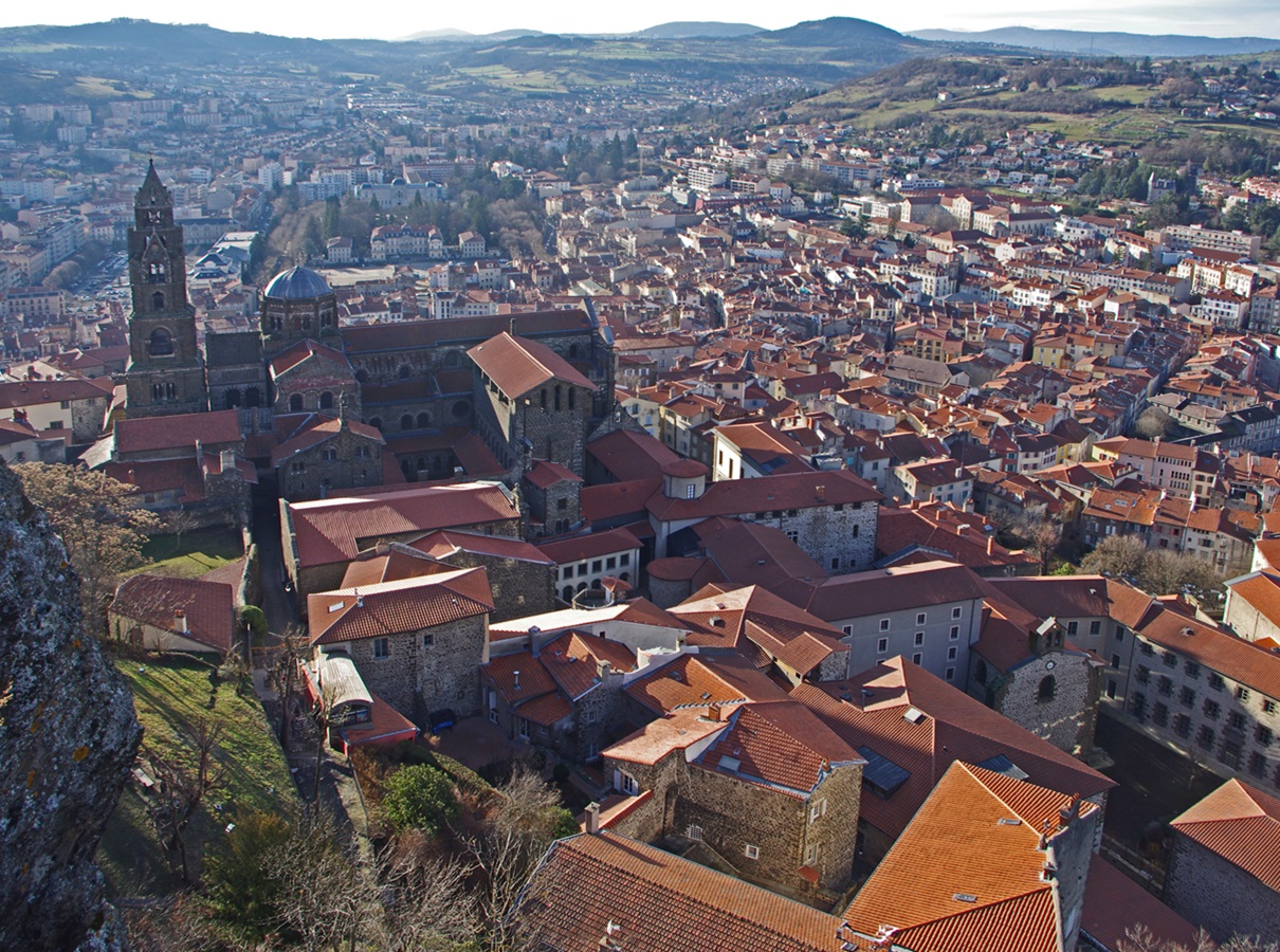 Puy-en-Velay sur le chemin de Saint-Jacques-de-Compostelle - Depositphotos @ccile.ducrot.orange.fr