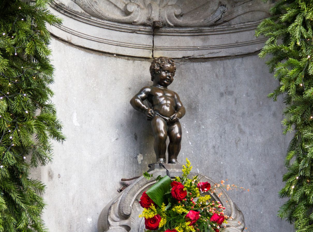 La statue actuellement exposée à Bruxelles, est une reproduction du Manneken-Pis, puisque cet emblème de la Belgique a déjà été dérobé plus d’une fois.