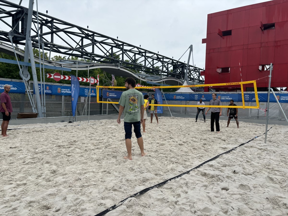 À la Casa Brasil, il est possible de participer à des activités sportives comme du beach volley. ©David Savary