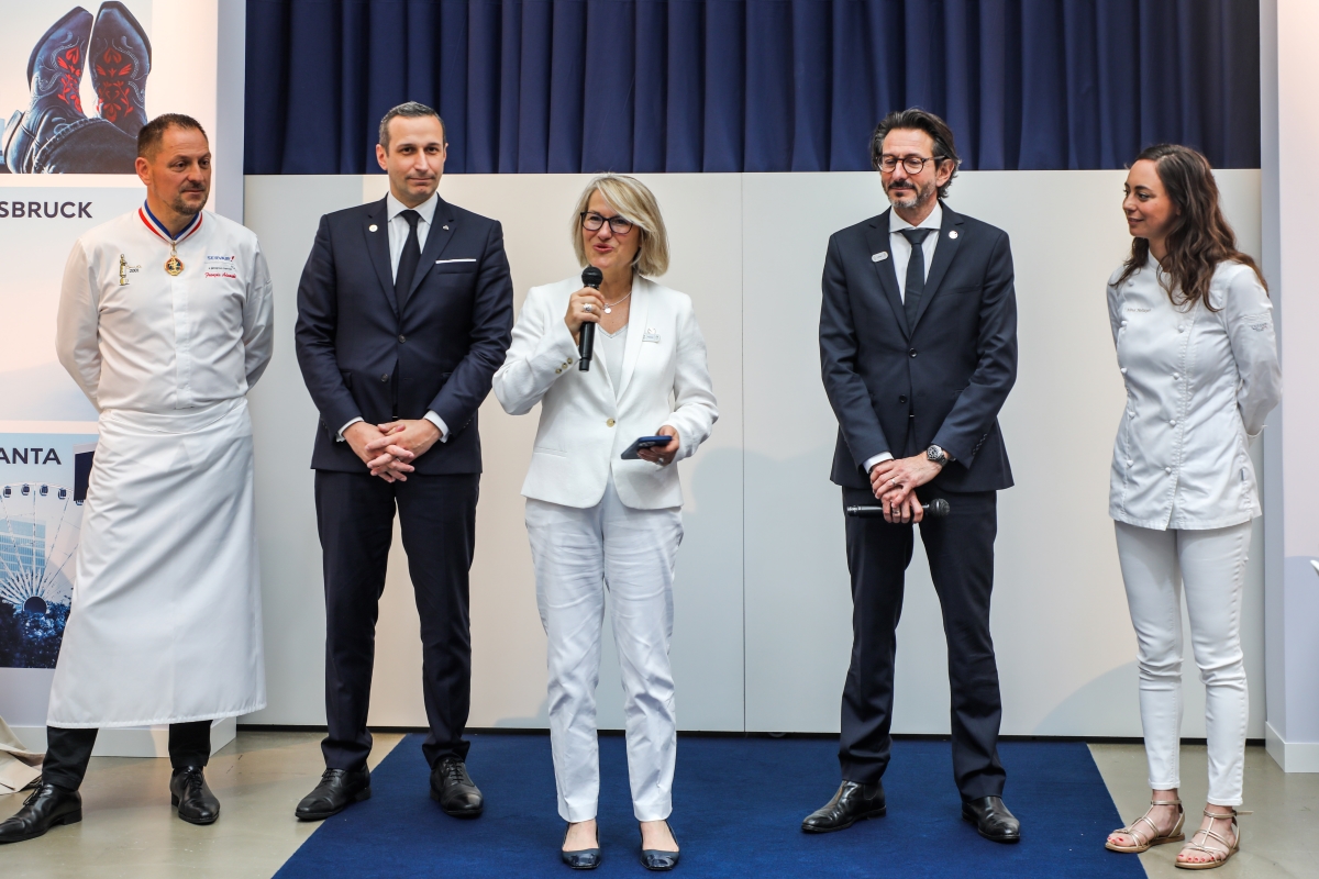 Anne Rigail, la directrice générale d’Air France avec de gauche à droite François Adamski, Xavier Thuizat, Fabien Pelous, Nina Métayer à Paris le 27 juillet. Credit Maeva Destombes.