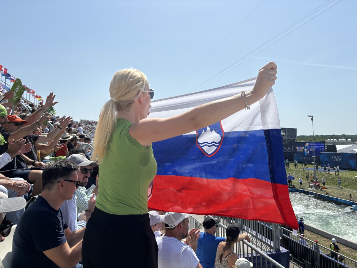 Le drapeau slovène brandi bien haut sur le stade nautique de Vaires-sur-Marne. ©David Savary