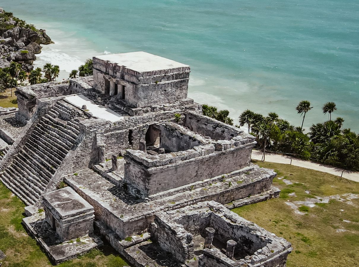 Les ruines de Tulum offrent le cadre unique d’un site archéologique surplombant la Mer des Caraïbes.